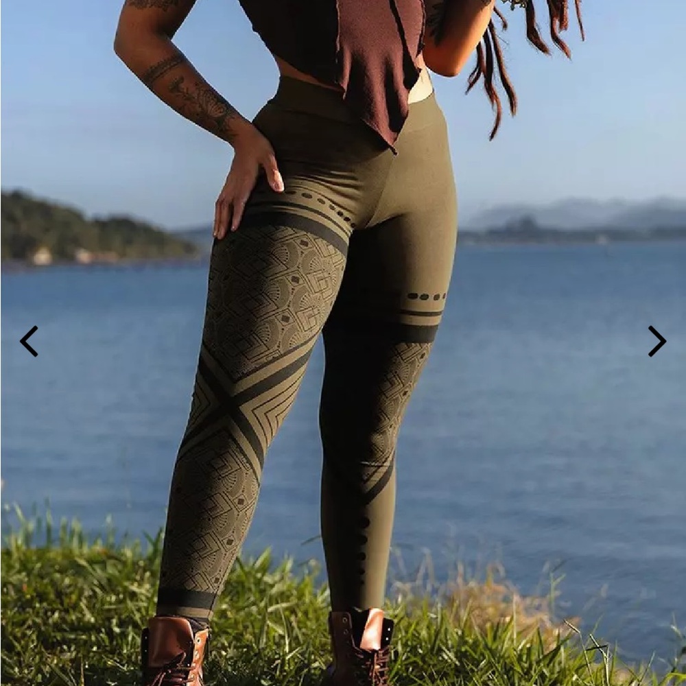 Toonzshop Hippie Leggings in Rinji Floral Circuit - KAKI